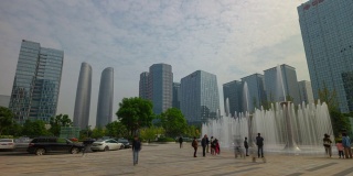 白天成都市中心拥挤的购物中心喷泉广场时光流逝全景4k中国