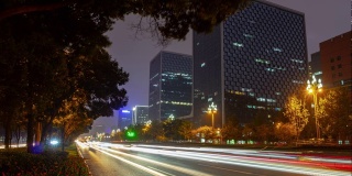 黄昏时分，照亮了成都市内著名的办公大楼、交通街道，时光流逝的4k中国全景