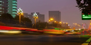 暮色时间照亮了成都城市交通街道时光流逝的4k中国全景