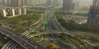 飞行超过日落时间光杭州交通街道道路交汇处城市景观建设航拍全景4k中国