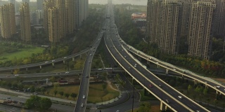 日落时分杭州市中心交通街道路口公寓小区航拍全景4k中国