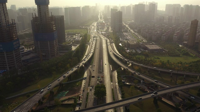 飞行飞越杭州交通街道道路交汇处日落城市景观建设航拍全景4k中国