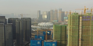 阳光明媚的杭州市景，著名的奥运场馆综合体，千兆中国建筑大院航拍全景