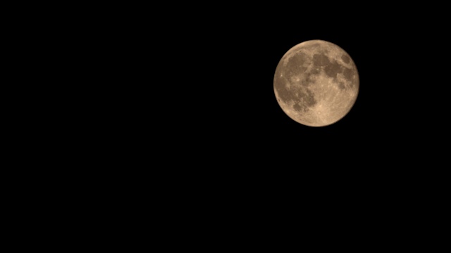满月是缓慢移动在黑暗的天空，4K视频