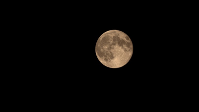 满月移动在黑暗的天空，4K视频