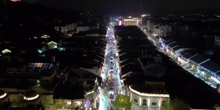 夜景照亮了杭州市内著名的行人拥挤的街道区域，航拍了4k中国全景图
