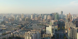 日落时分飞行杭州城市交通街道航拍4k中国