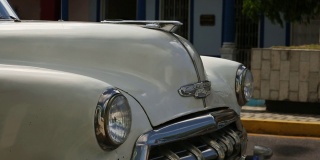 古巴街头白色经典美国车的特写细节