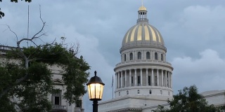 古巴国会大厦穹顶与不祥的云与灯在前景