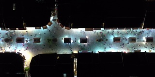 杭州市著名的行人拥挤的街道区域，夜间时间照明空中俯视图4k中国