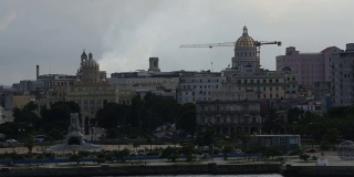 日落时分的哈瓦那国会大厦穹顶