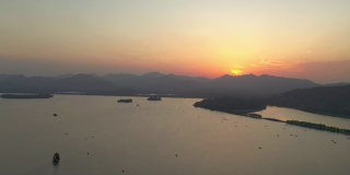 杭州市内日落灯光飞行，著名的湖泊水上旅游交通航拍全景4k中国