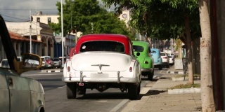 古巴大街上停着的老式经典美国车