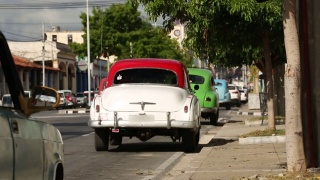 古巴大街上停着的老式经典美国车视频素材模板下载