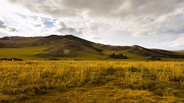 在蒙古的一片黄色草地上，一段延时镜头