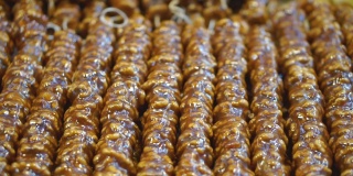 土耳其小吃，一种在市场长凳上吃的甜点。