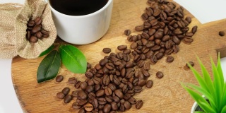 咖啡豆落在木板上。