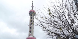 位于浦东的东方明珠广播电视塔是中国上海的一座电视塔