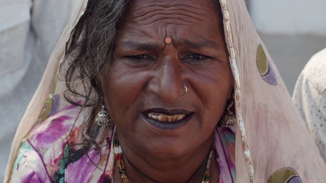 拉贾斯坦邦一个传统家庭的农村生活方式，使用技术和医疗援助