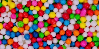 糖果点缀着鲜艳的色彩。