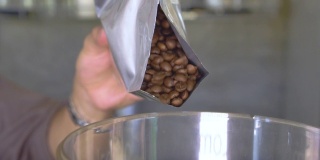 SLOMO从袋子里倒咖啡豆