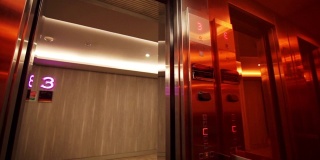 里面的镜头是电梯红灯上升到下一层，门开了