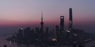 T/L PAN无人机在黎明俯瞰上海天际线，从夜晚到白天/上海，中国