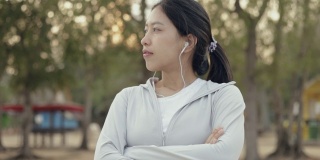 迷人的年轻女性跑步者站在海边，在沙滩上放松跑步后，健康的生活方式锻炼运动。