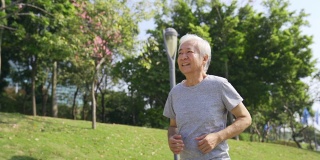 年长的亚洲人在户外运动