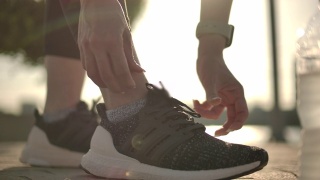 慢动作运动女人系鞋带视频素材模板下载