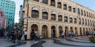 4k时光流逝:游客在澳门塞纳多广场零售商店购物。