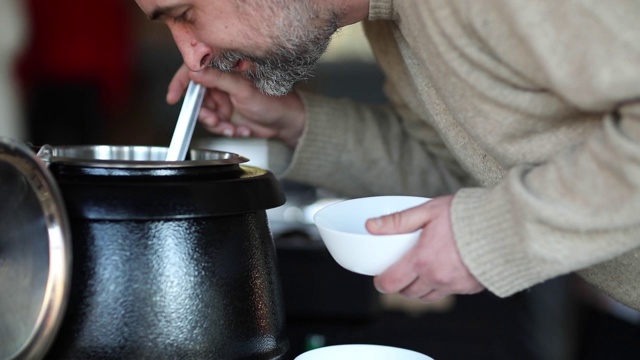 下班后在自助餐厅喝汤的商人