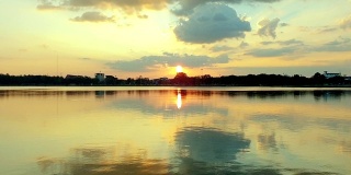 美丽的风景落日映照在河上