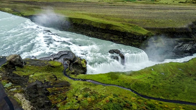 航拍:冰岛的海湾瀑布