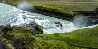 航拍:冰岛的海湾瀑布