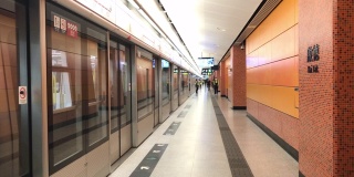 香港启德地铁站列车门关闭