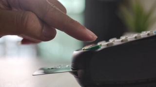 慢动作使用信用卡读卡器插入信用卡读卡器视频素材模板下载