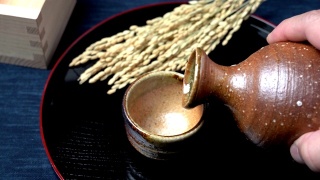 日本热饮“米酒”。清酒是日本的国酒视频素材模板下载