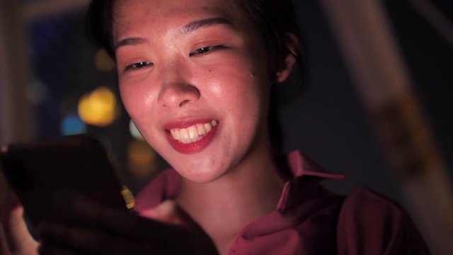 日本女性在晚上使用手机