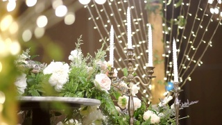 婚礼上的白色蜡烛。视频素材模板下载