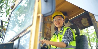 女工程师驾驶挖掘机