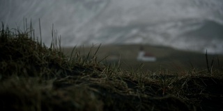 聚焦架从雪场和暴风雪在山上小教堂，冰岛，维克