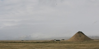 风景拍摄的一个小农场和火山，鸟飞过拍摄