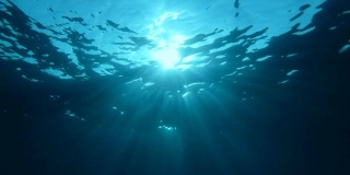 慢镜头，阳光透过海面，水下拍摄