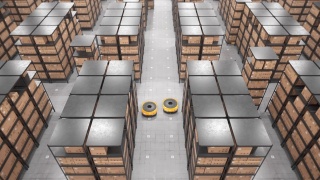 在自动化仓库中移动货架的自主机器人。无缝循环空中拍摄视频素材模板下载