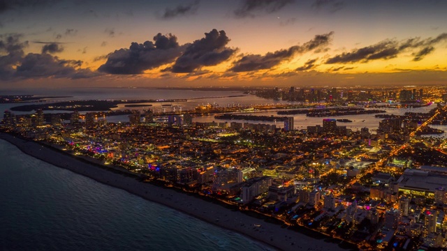 迈阿密，佛罗里达，美国- 2019年1月:无人机全景图飞行迈阿密。日落在南海滩和中海滩