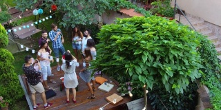 一群漂亮的年轻人在后院举行夏季聚会