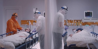 身穿防护服的医生给冠状病毒患者戴上氧气面罩-宽幅慢镜头摄影