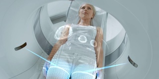 女病人躺在CT或PET或MRI扫描床上，在扫描她的大脑和重要参数时在机器里移动。AR概念与视觉效果在医学实验室与高科技设备。