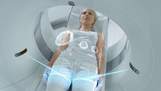 女病人躺在CT或PET或MRI扫描床上，在扫描她的大脑和重要参数时在机器里移动。AR概念与视觉效果在医学实验室与高科技设备。视频素材模板下载